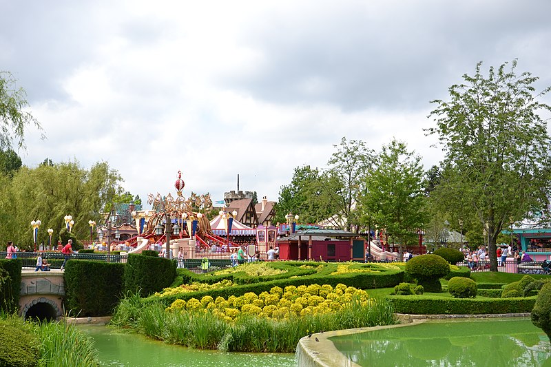 Un visiteur de Disneyland critique les longues files d'attente et les prix élevés, les qualifiant de non méritants du coût et des efforts