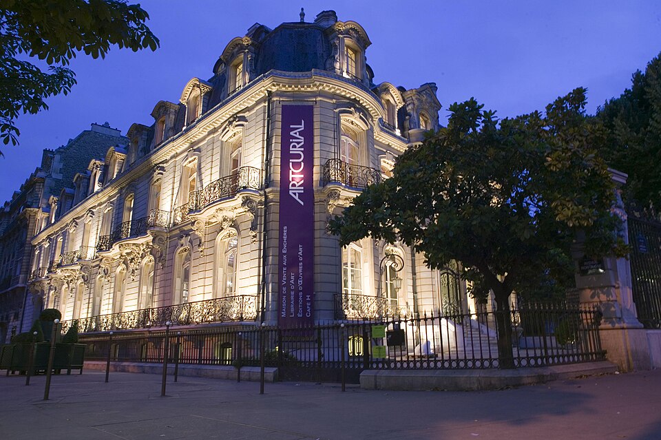 Un fragment historique de l’escalier de la Tour Eiffel adjugé à 450 000 € à Paris