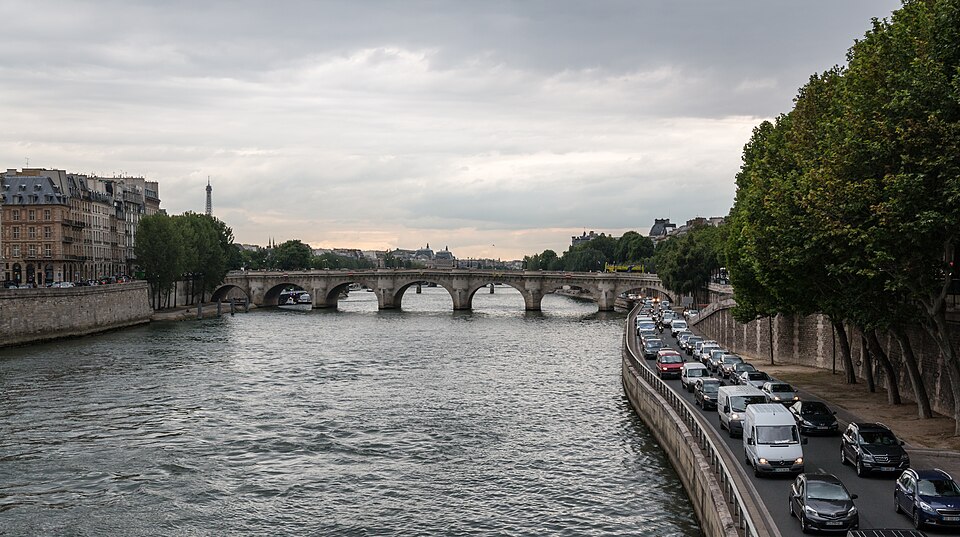 Un bus tombe dans la Seine au sud de Paris ; tous les passagers secourus